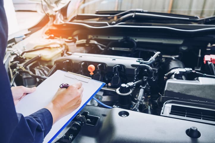 mechanic-man-holding-clipboard-and-check-the-car